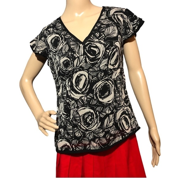 Van Heusen Tops - Van Heusen blouse vNeck Flower flower flutter